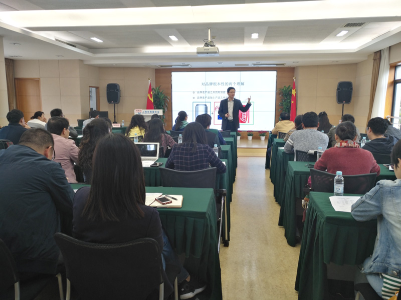 1019主講何教授.jpg 1019主講何教授.jpg